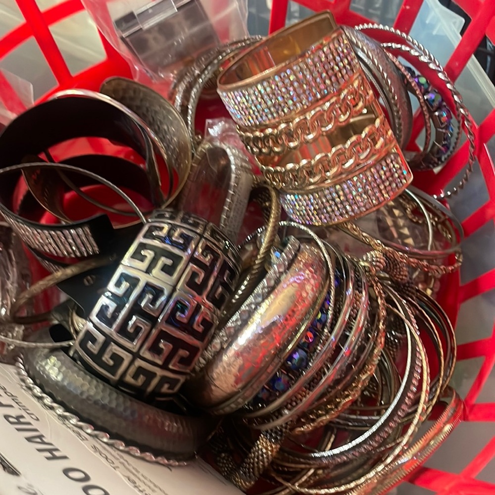 A random mix of 10 pieces of jewelry